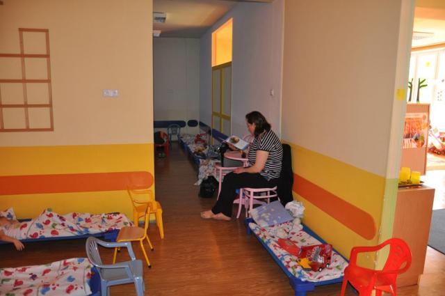 Czytanie bajek przed snem przez panią z biblioteki